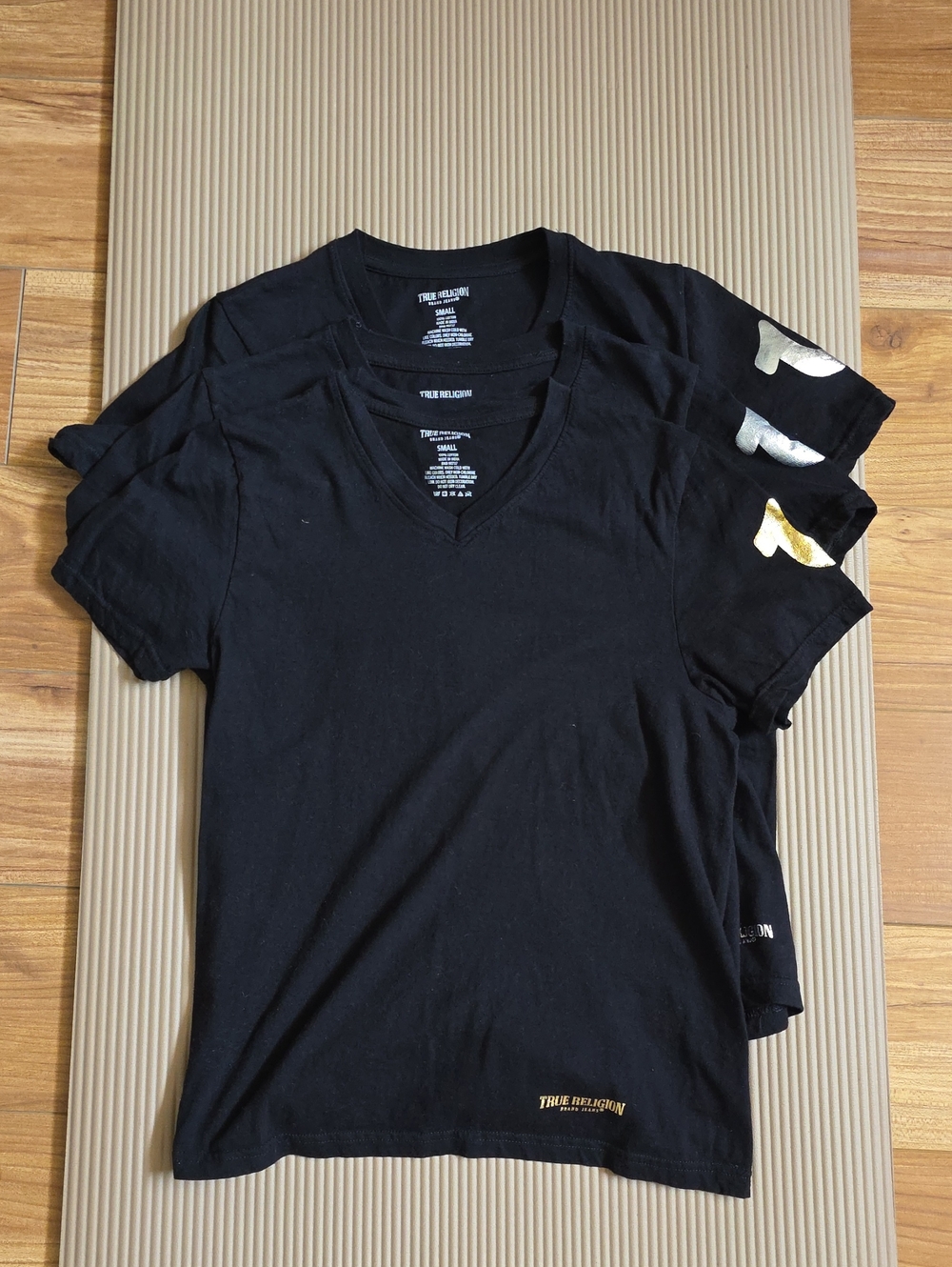 3 packs True Religion Black V-Neck Tee with Logo size small 100% cotton